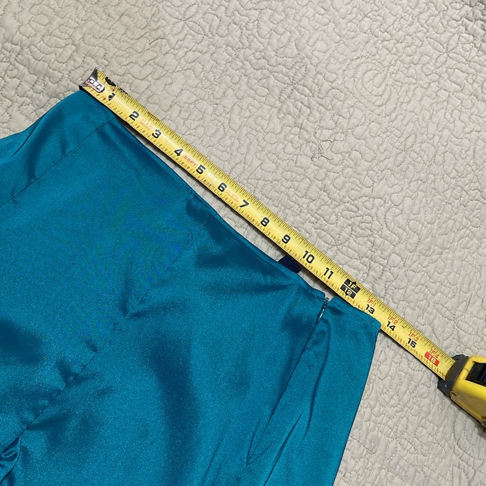 Carries iridescent metallic trumpet skirt - Picture 4 of 6